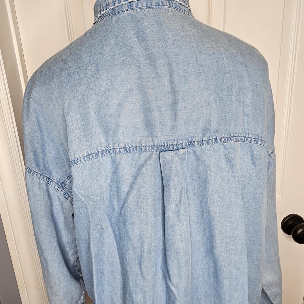Suzy Shier Women's Denim-Look Button Down Shirt Blue Long Sleeve Flowy Size M - Picture 10 of 11